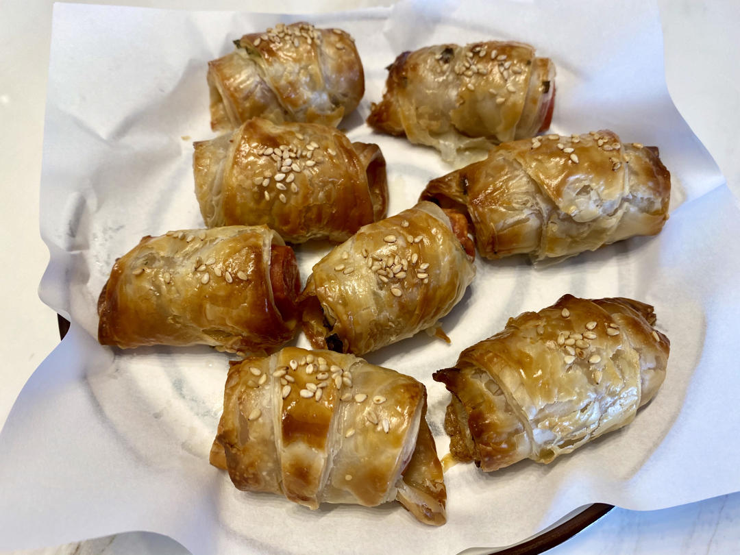 香肠酥皮卷：手抓饼皮还能这样吃，不用和面快速搞定早餐