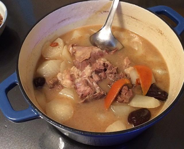 陈皮炖羊肉，加了陈皮汤很鲜。