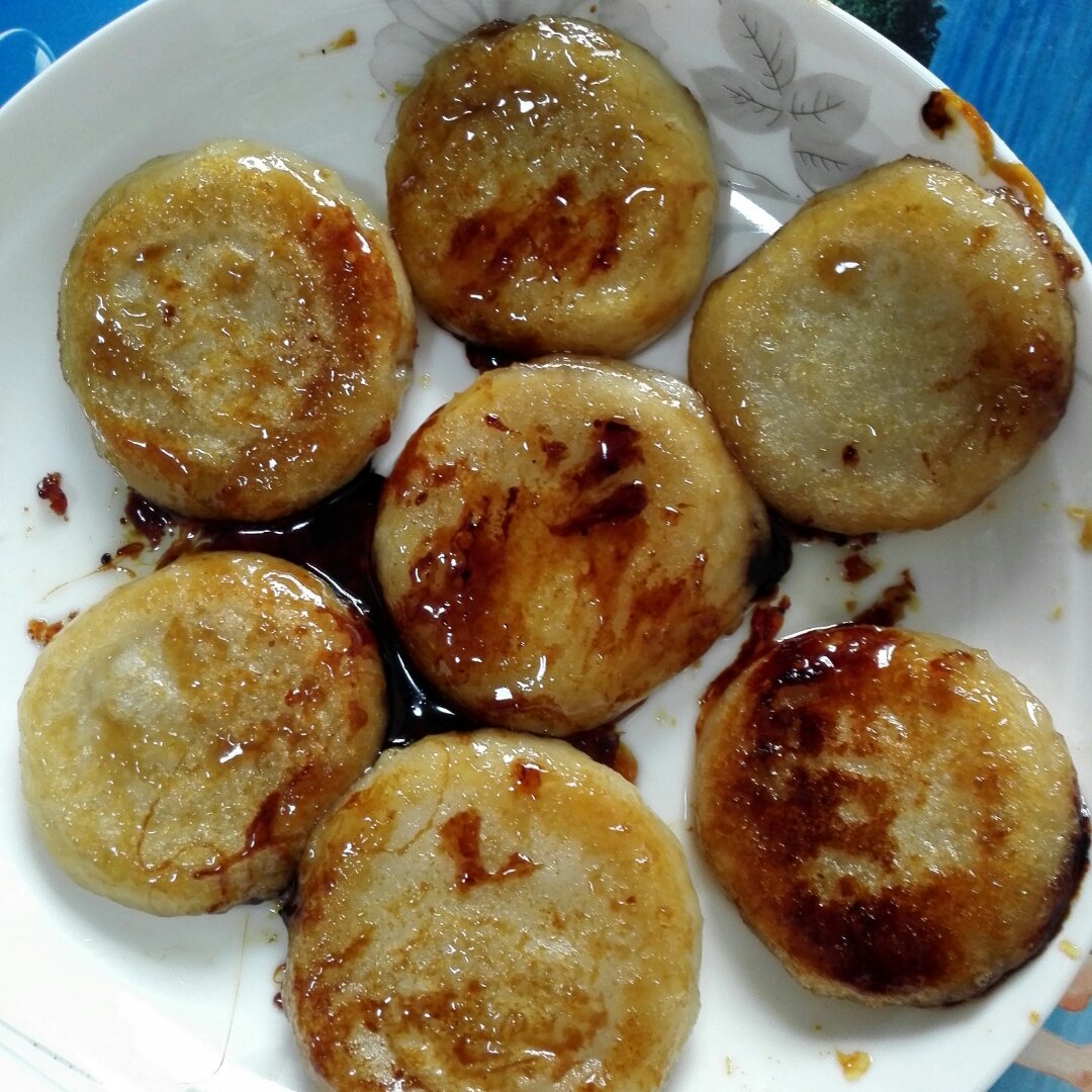 大熊熊与小金猪做的糖油粑粑