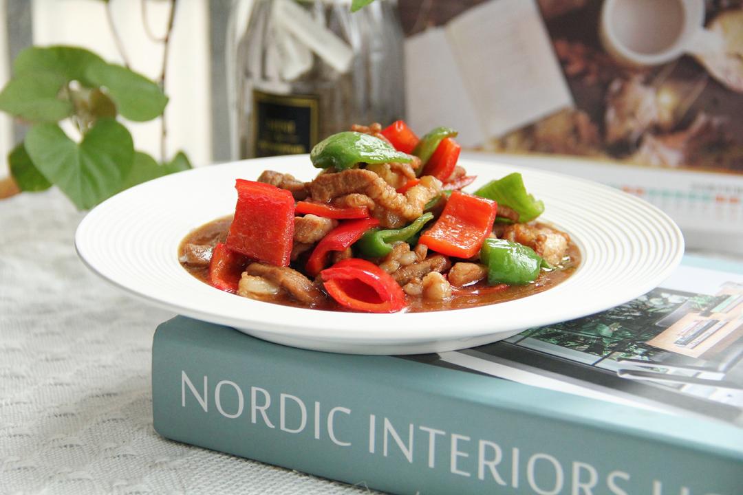 微辣鲜嫩的下饭菜，青红椒炒肉丝的做法