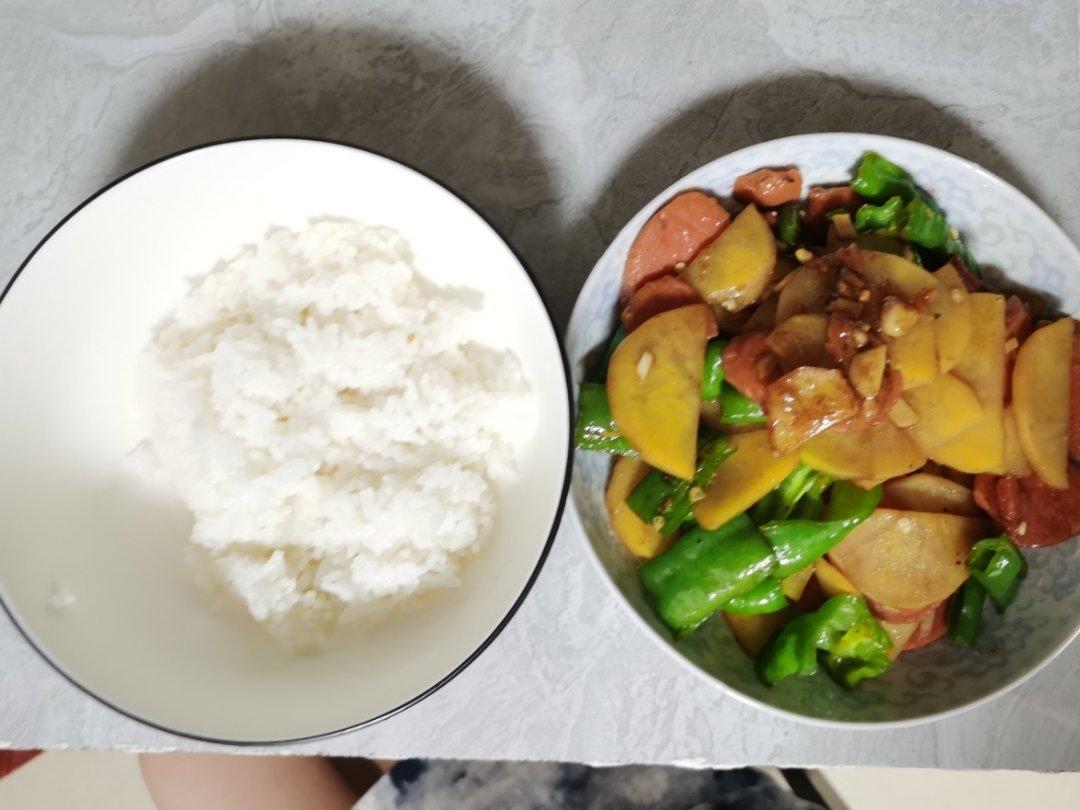 经典下饭神器———青椒火腿炒土豆片