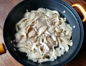 做椒盐蘑菇，直接挂面糊是不对的，大厨教你正确做法，香酥还脆的做法 步骤2