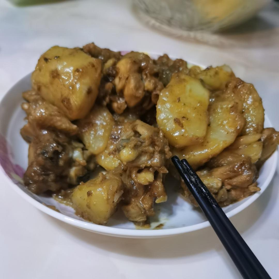 土豆炖鸡肉(一定要多煮点饭，否则不够吃)