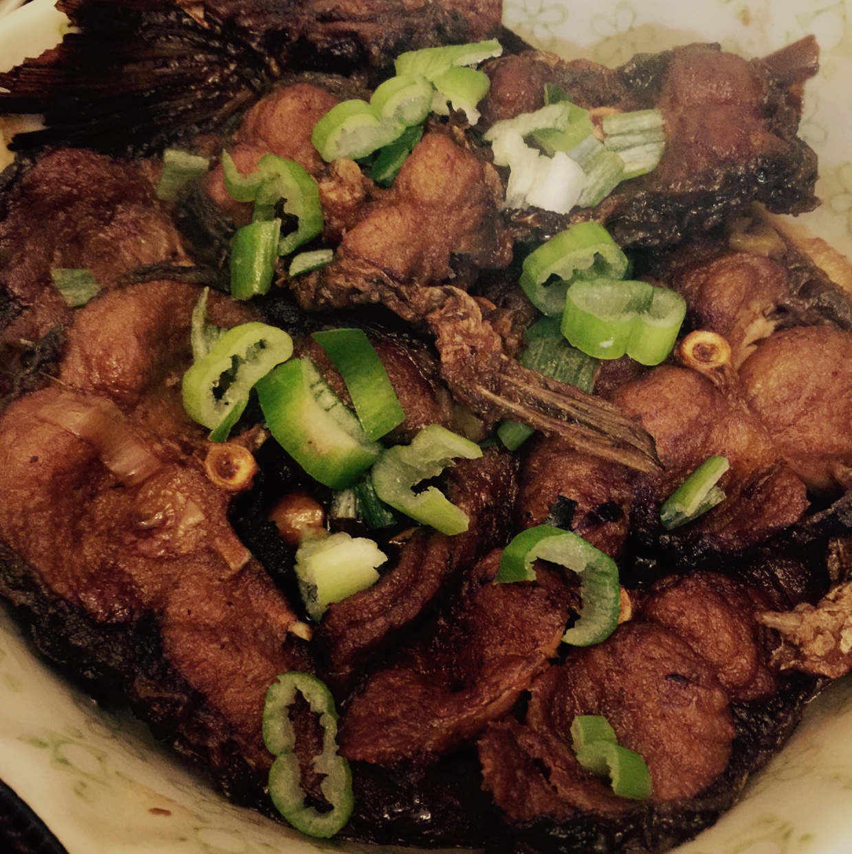 爆鱼。又叫熏鱼。