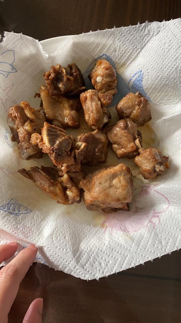 我家排骨从不红烧，加一些大蒜，出锅香喷喷，孩子吃完舔手指