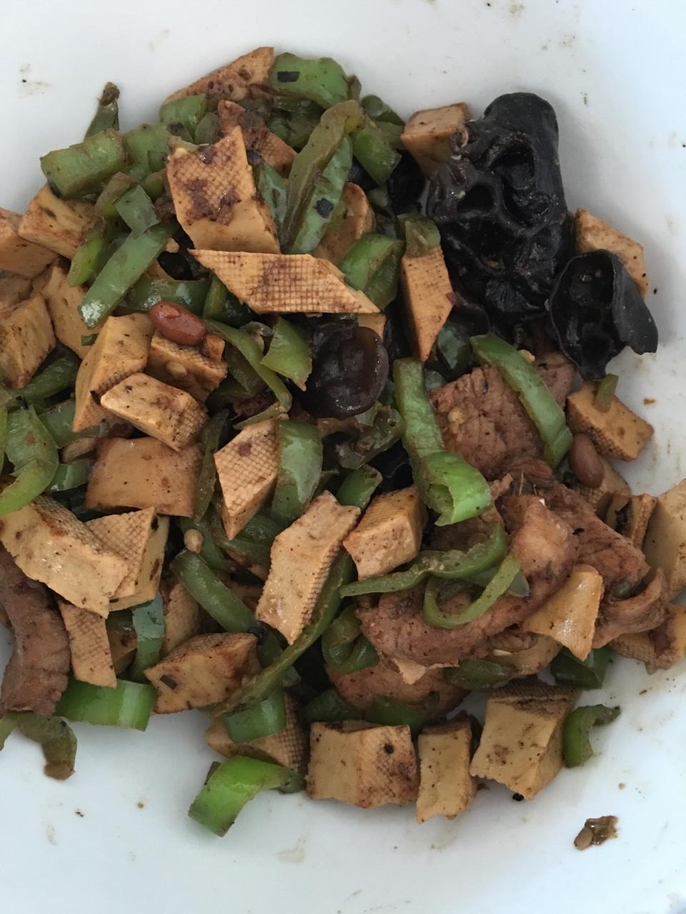 尖椒豆腐干木耳炒肉