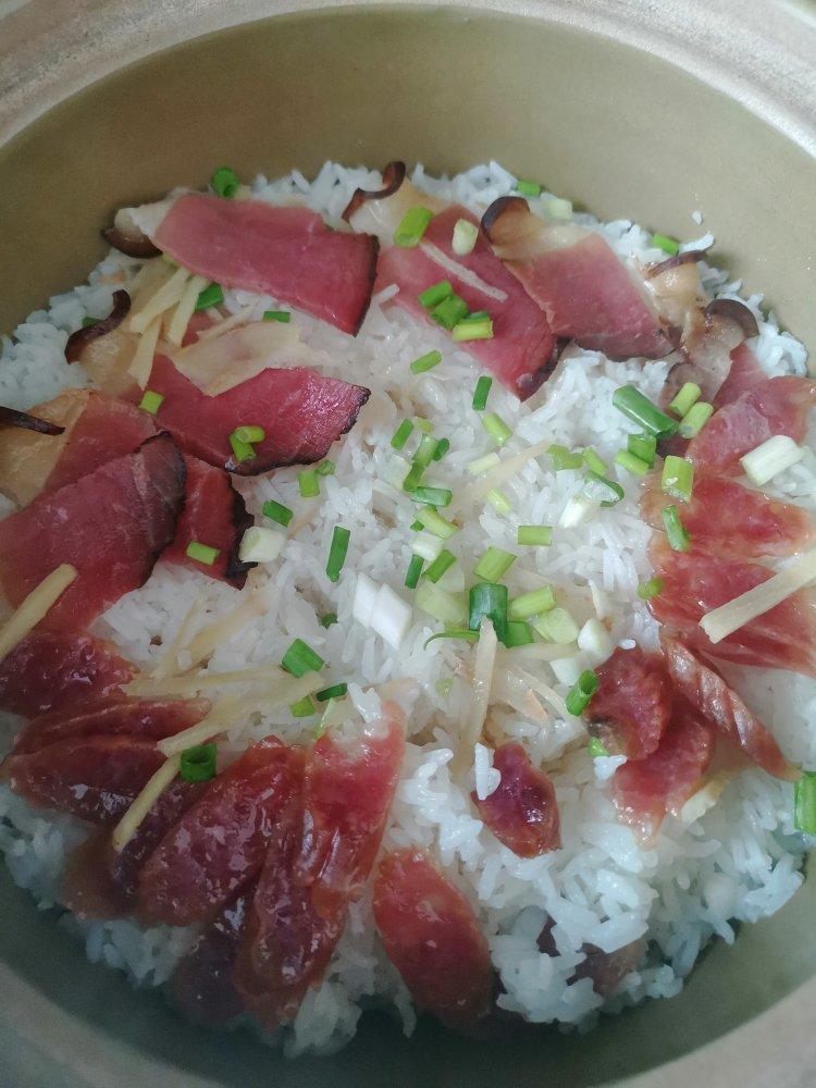 保姆级的「腊味煲仔饭2.0」加强版来了，地道老广味～