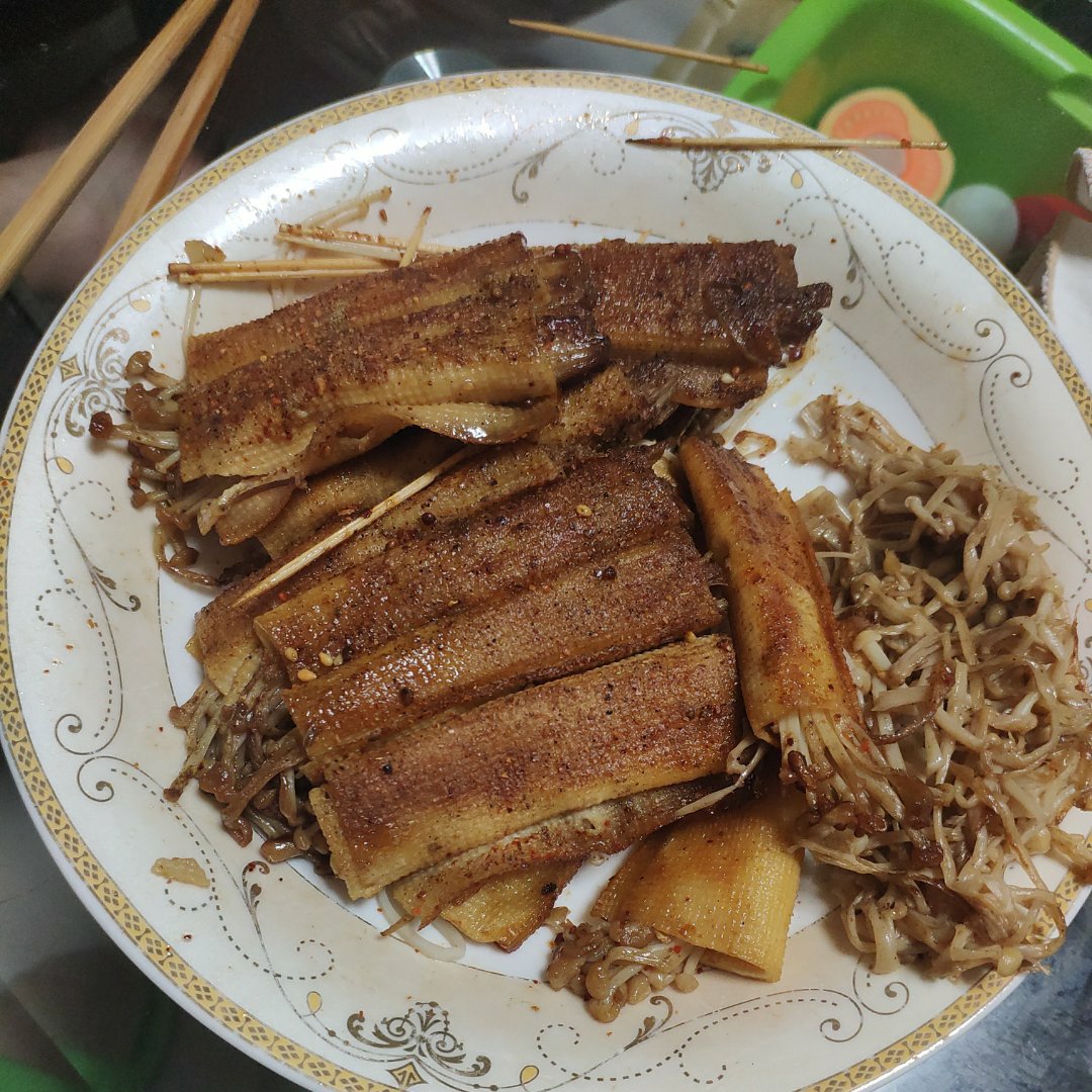 煎金针菇豆腐皮卷