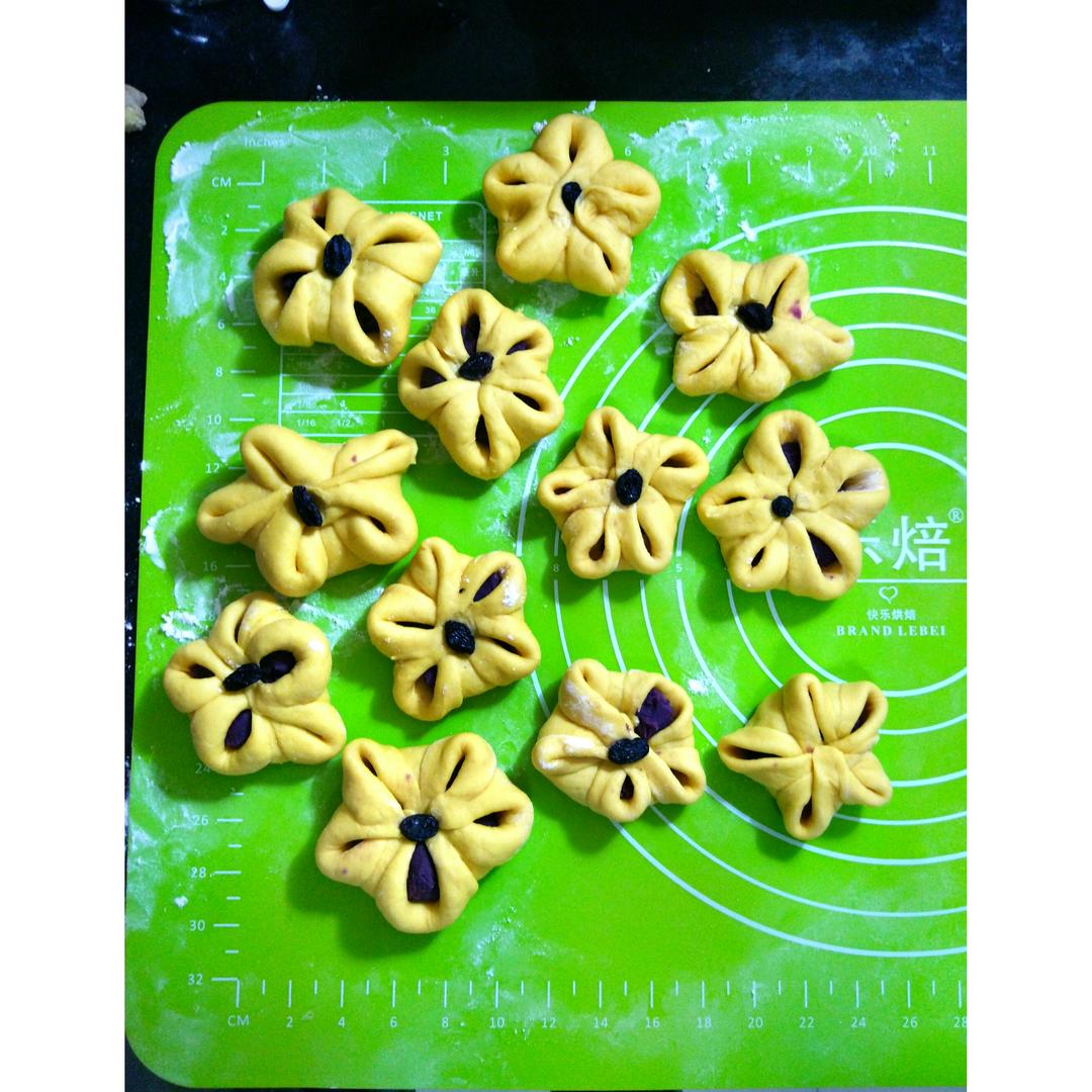 宝宝辅食食谱  南瓜豆沙五角包