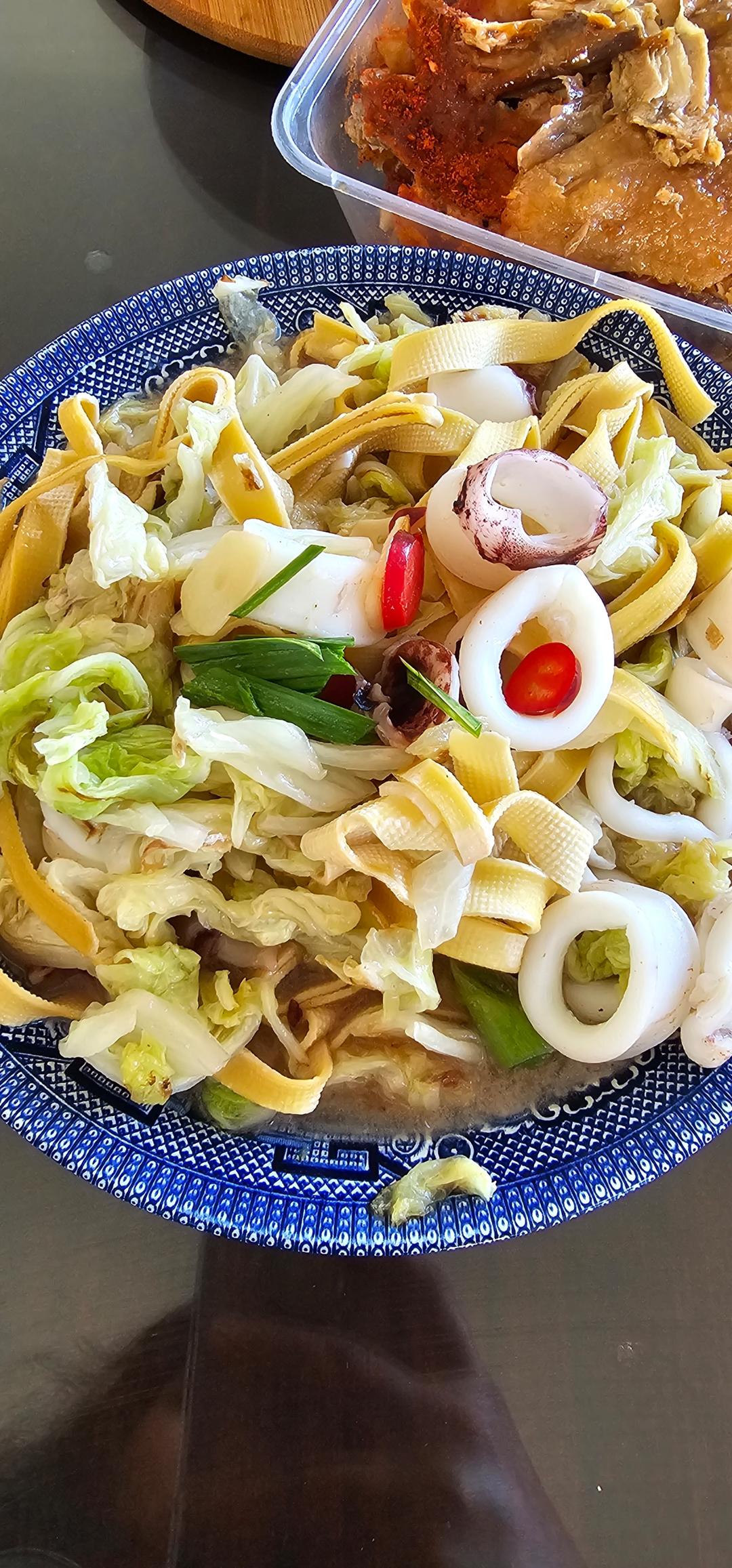 墨斗鱼炒干丝白菜