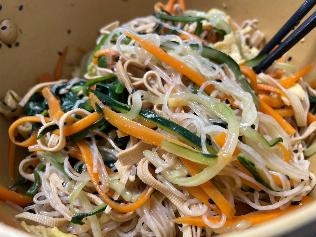 来一盘幸福——凉拌粉丝菠菜鸡蛋胡萝卜