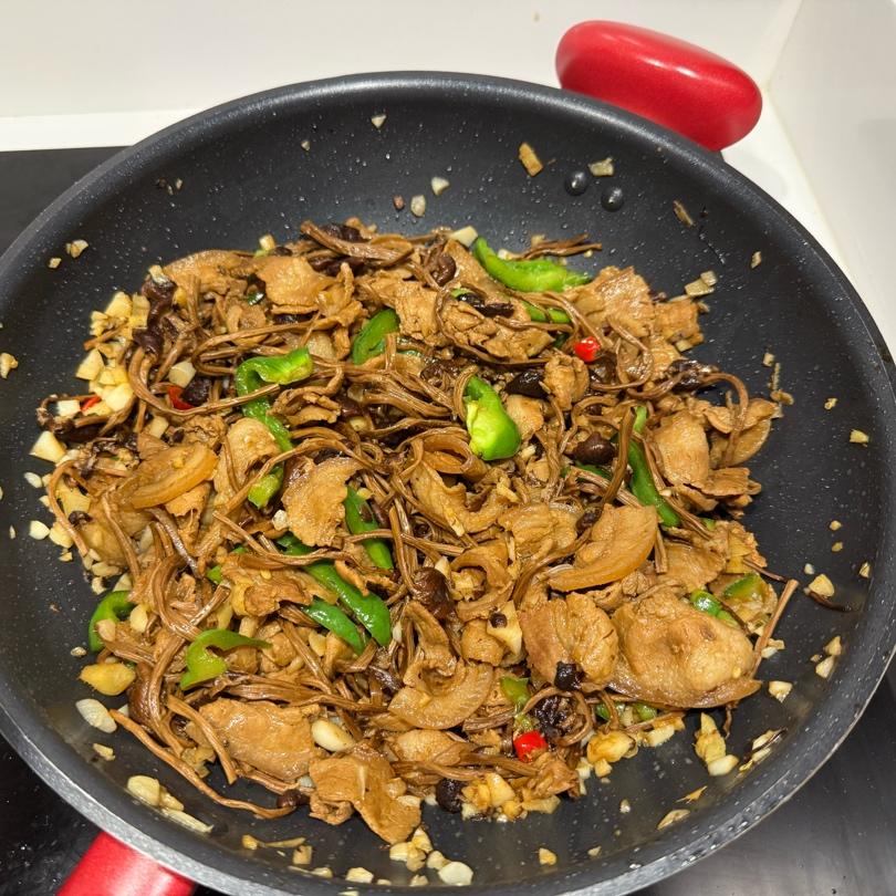五花肉干锅茶树菇