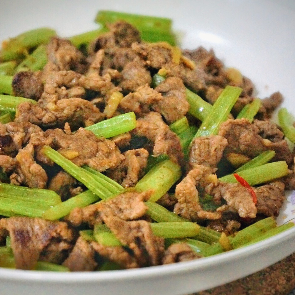 湘菜口味的芹菜炒牛肉