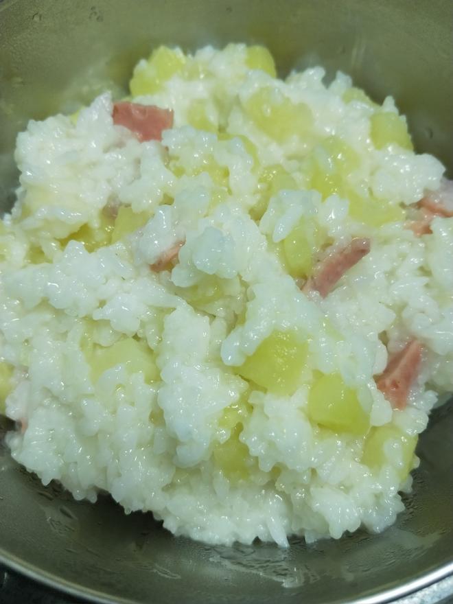 超简单土豆火腿肠蒸米饭的做法
