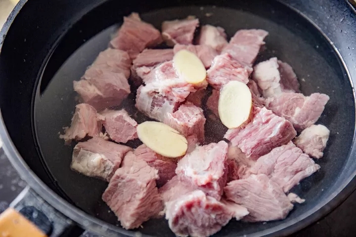 咖喱土豆炖牛腩：牛肉这样炖，保证不塞牙的做法 步骤6