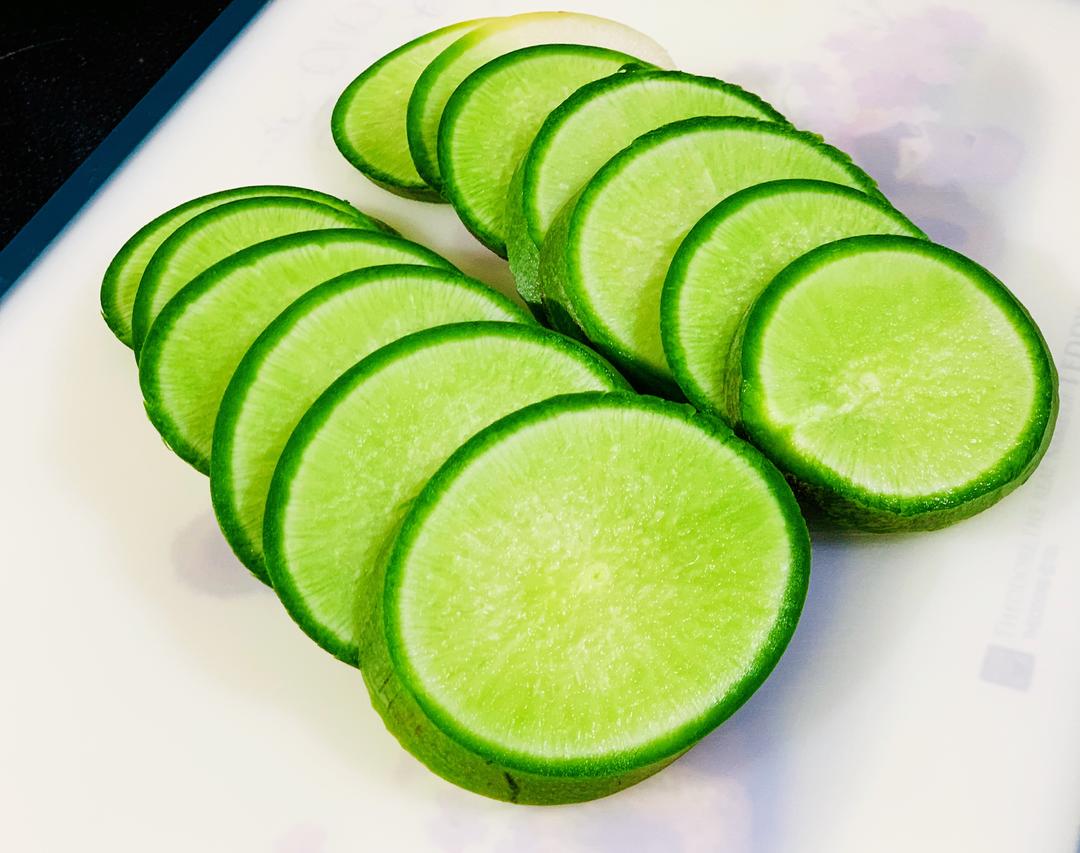 麻辣青萝卜条的做法 步骤1