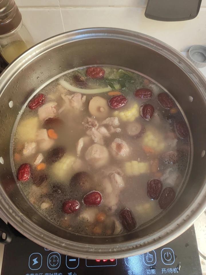 香菇炖鸡汤
