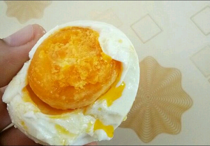 自制流油咸鸡蛋的做法