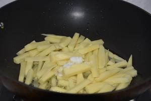 干煸土豆条的做法 步骤2