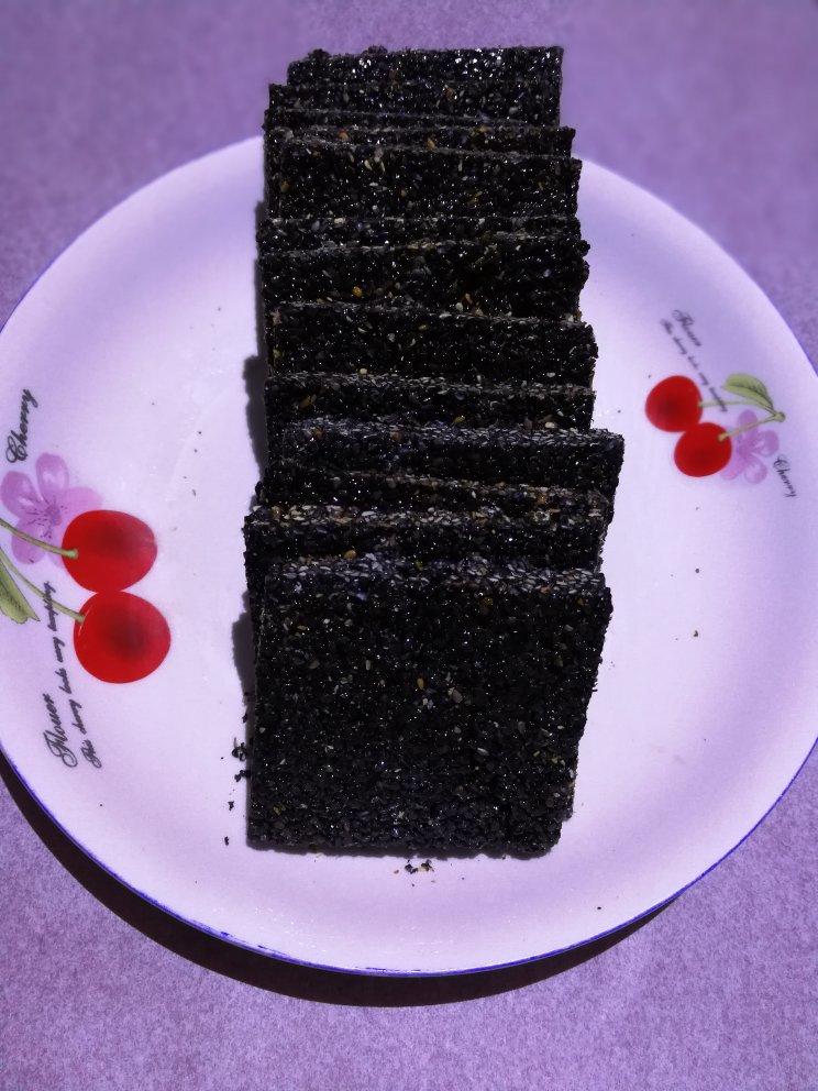 疯宝贝8做的超级简单香酥芝麻片(不粘锅版)