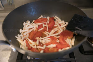 减脂的番茄海鲜菇龙利鱼的做法 步骤4