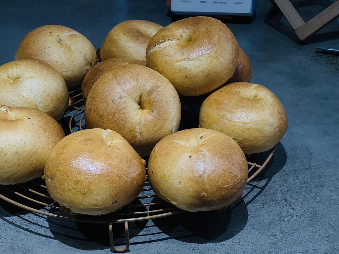 双重奶酪油浸小番茄贝果（小美版）的做法