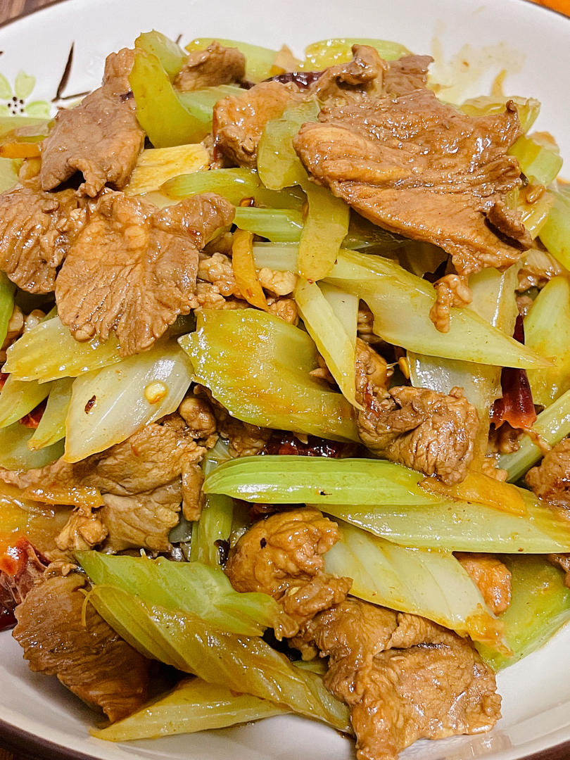 有点费米饭的芹菜炒肉