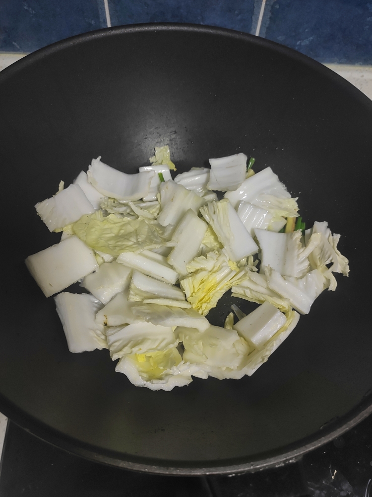 超级简单的减脂炒白菜的做法 步骤4