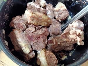 白萝卜清炖牛排（味道浓厚的牛肉清汤）的做法 步骤1