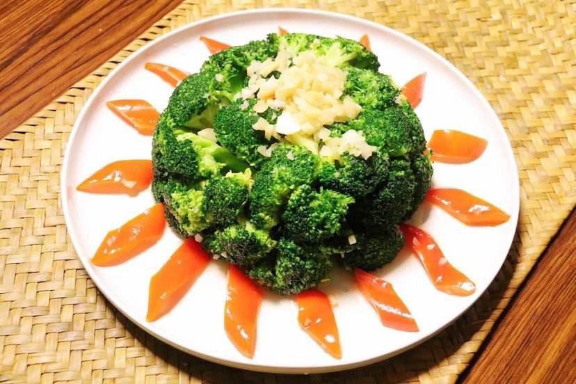 清淡饮食 今天教大家做一道减肥人士最爱的菜 蒜蓉西兰花 的做法步骤图 重庆少幺爸说美食 下厨房