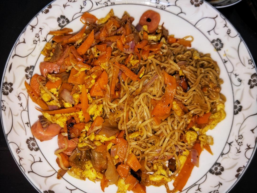 超级好吃的炒面！！胡萝卜洋葱辣白菜鸡蛋火腿炒面！！