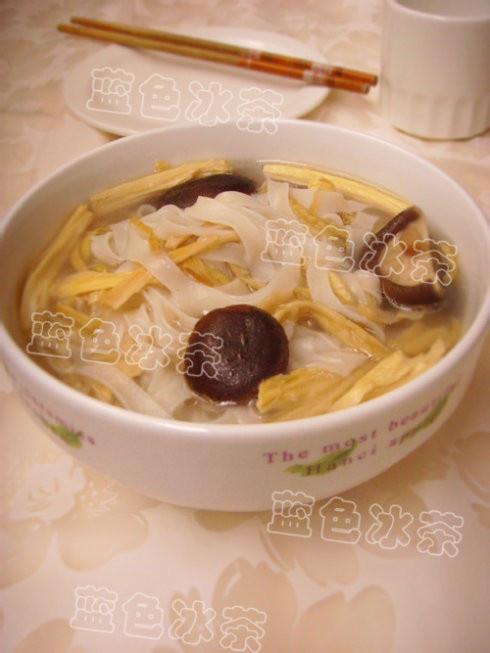腐竹香菇汤河粉的做法