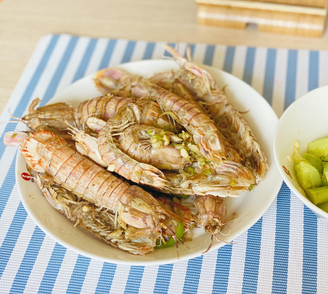 无油炸版的椒盐皮皮虾和巧拨虾壳的方法