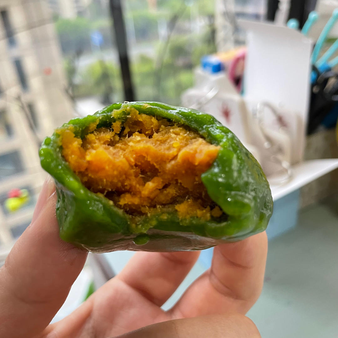 超好吃的网红咸蛋黄肉松青团