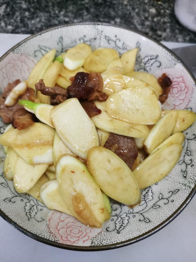 五花肉炒茭白的做法