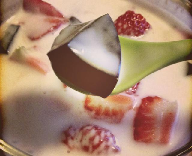 酸奶+草莓+烧仙草