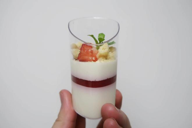 香草奶冻草莓🍓杯的做法