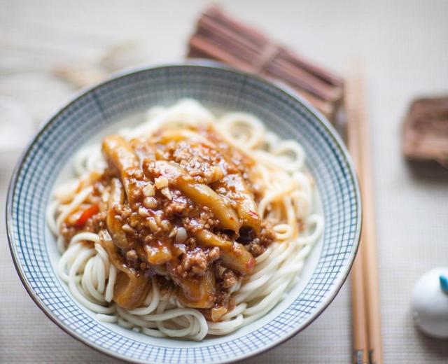 一碗销魂の鱼香茄子面的做法