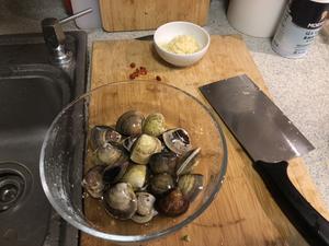 香蒜白酒蛤蜊義大利麵的做法 步骤2