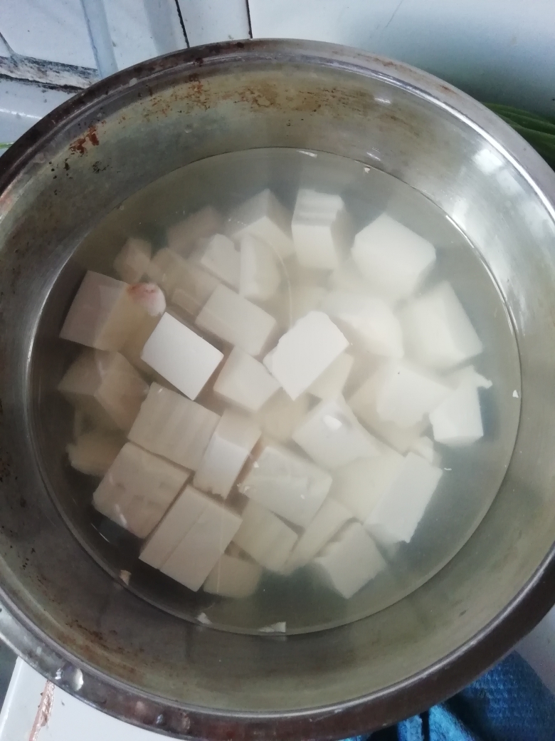 红烧豆腐烩蘑菇的做法 步骤2