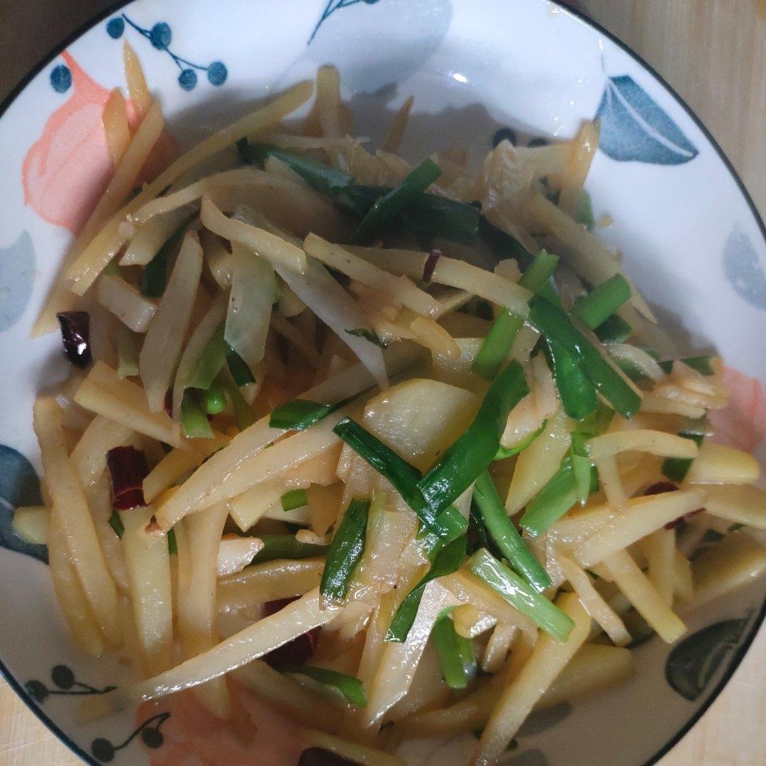 东北家常菜：土豆丝炒韭菜