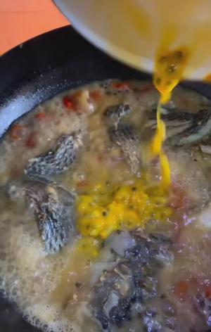 西番莲煮鱼的做法 步骤4
