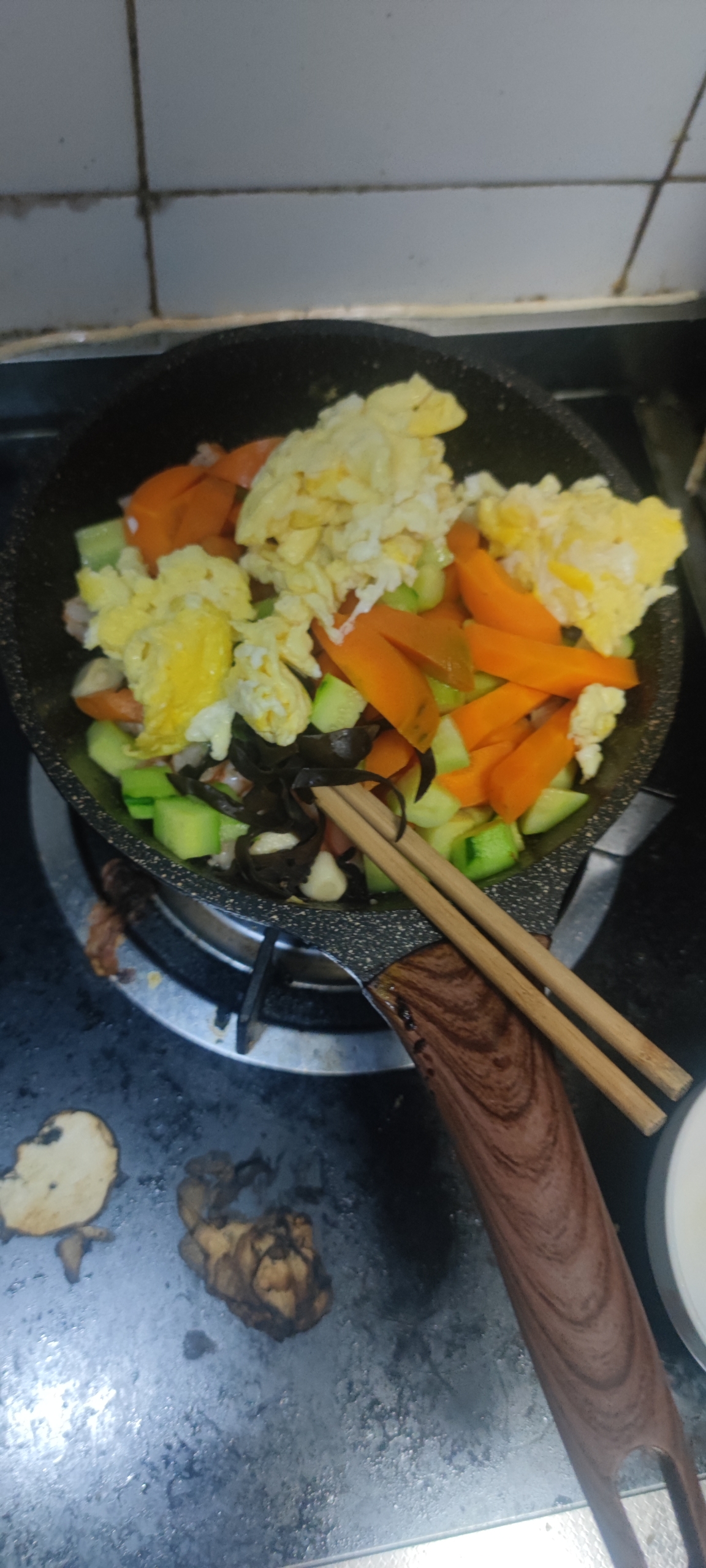 胡萝卜黄瓜虾仁炒木耳的做法 步骤7