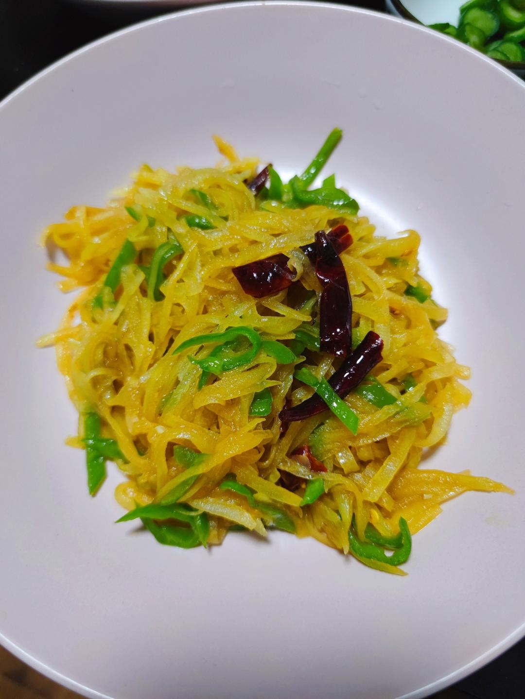 酸辣土豆丝的正宗做法，学会这三个技巧，土豆丝脆爽又下饭