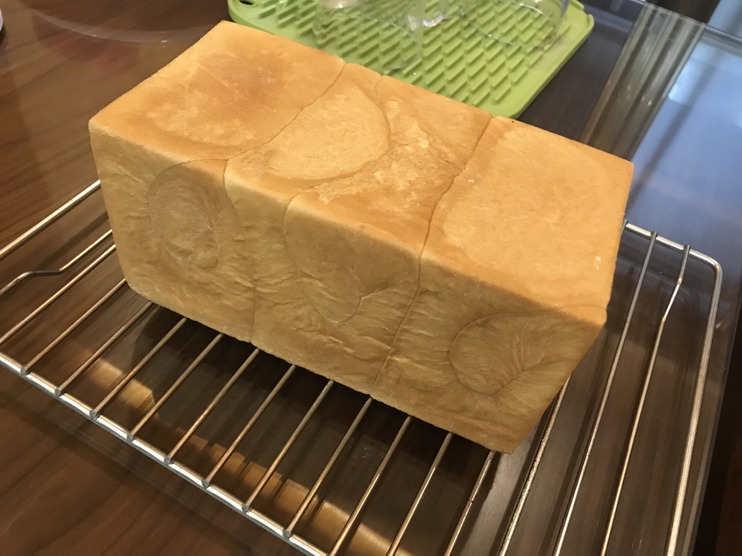 用烤箱自己做面包--手工牛奶吐司面包