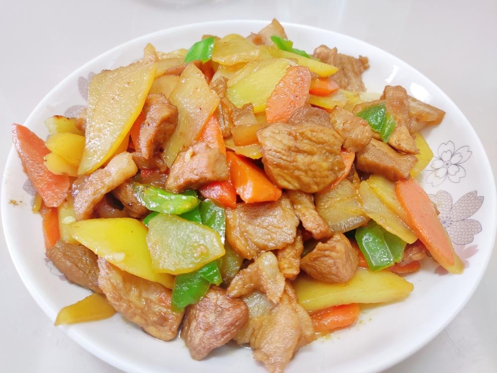 胡萝卜土豆炒肉