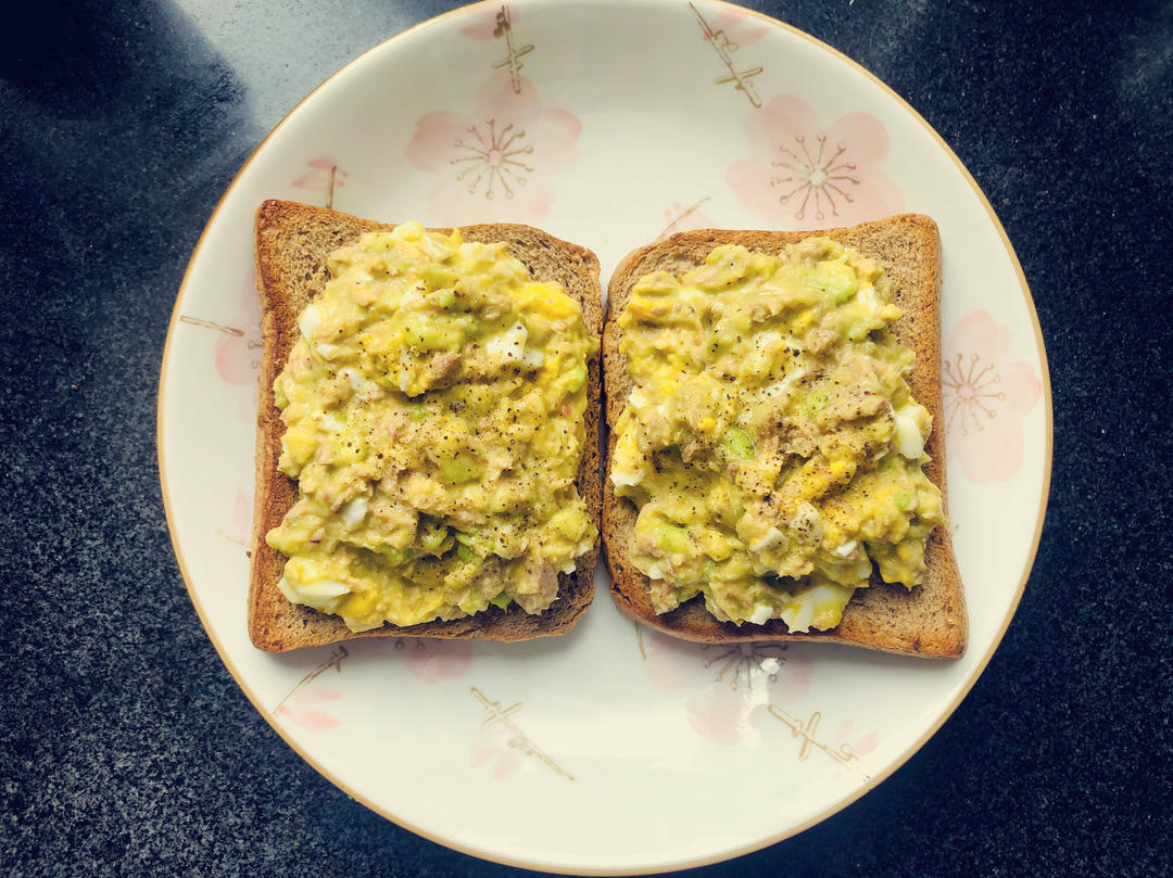 金枪鱼牛油果全麦三明治清新元气早餐