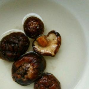 焦香猪肉香菇锅贴的做法 步骤4