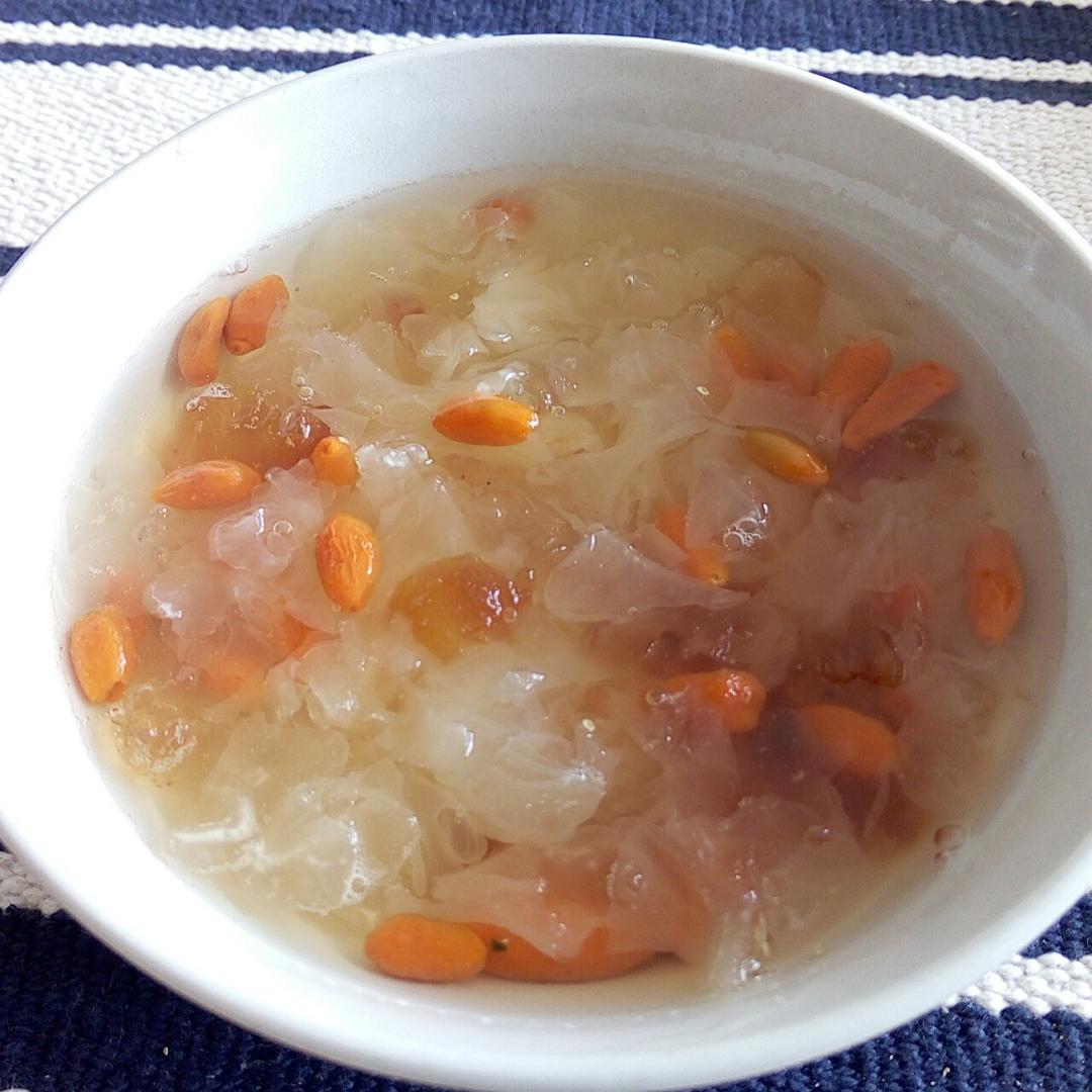 桃胶银耳杞子汤