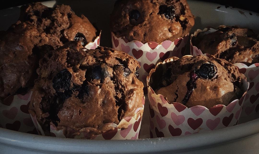准备祖传的香蕉蓝莓玛芬蛋糕